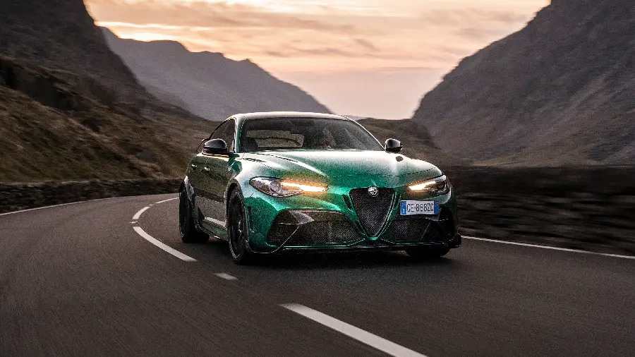 عکس آلفارومئو Giulia GTAm 2021 با کیفیت 4K برای دانلود