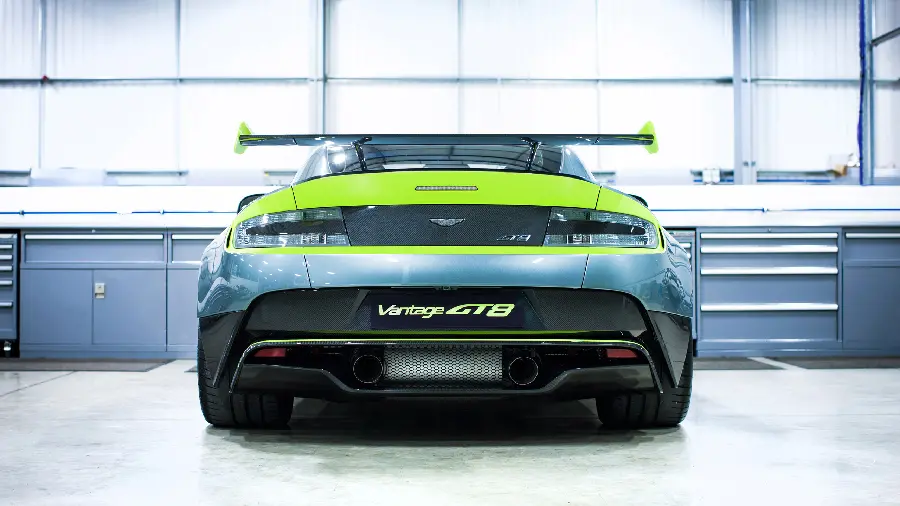 تصویر استون مارتین Vantage GT8 2016 از نمای عقب با کیفیت عالی
