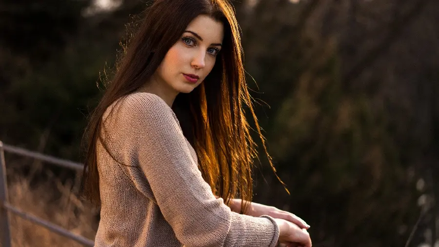 عکس پرتره مدل زن با موهای قهوه ای و کیفیت بالا
