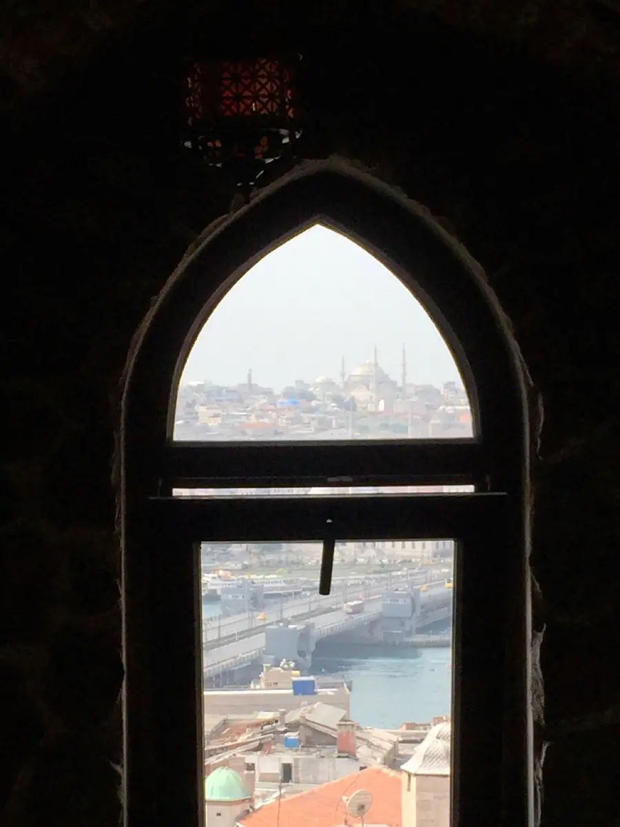 تصویر زیبا از برج گالاتا در استانبول با معماری تاریخی