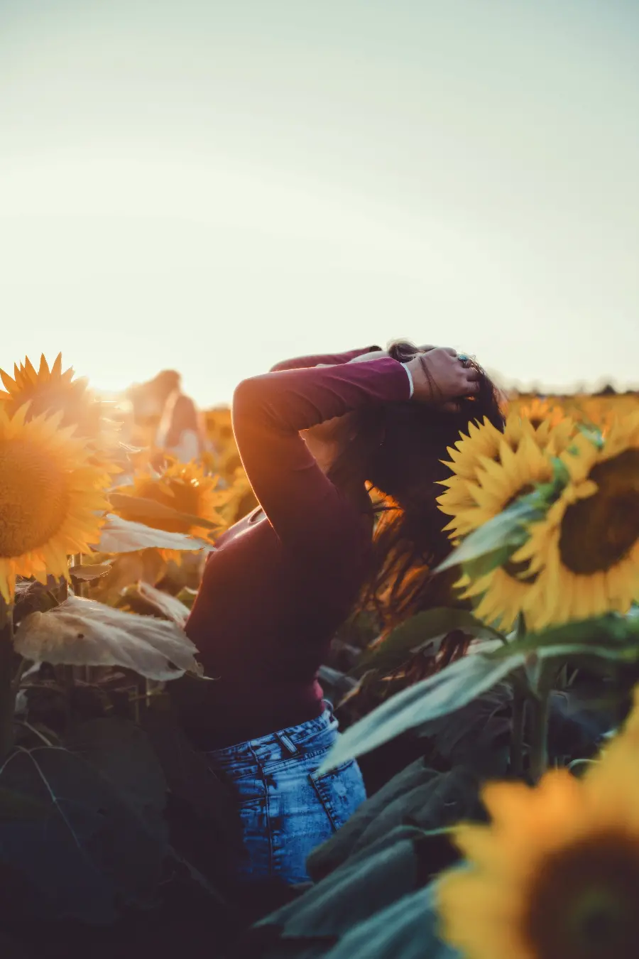 تصویر زن با شلوار جین و پلیور در محیط شهری با کیفیت بالا