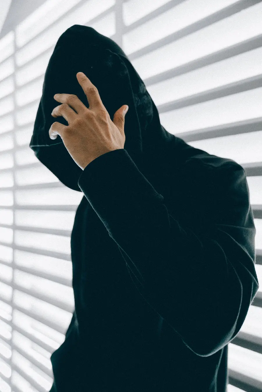 عکس پرتره مرد با هودی مشکی در کیفیت فول اچ دی
