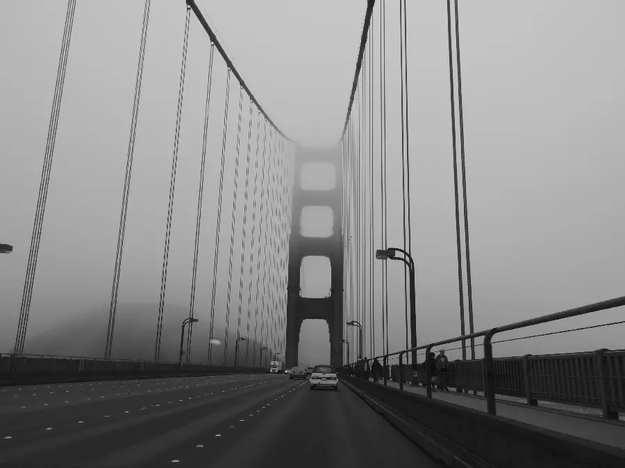 تصویر پل گلدن گیت در مه با کیفیت فور کی