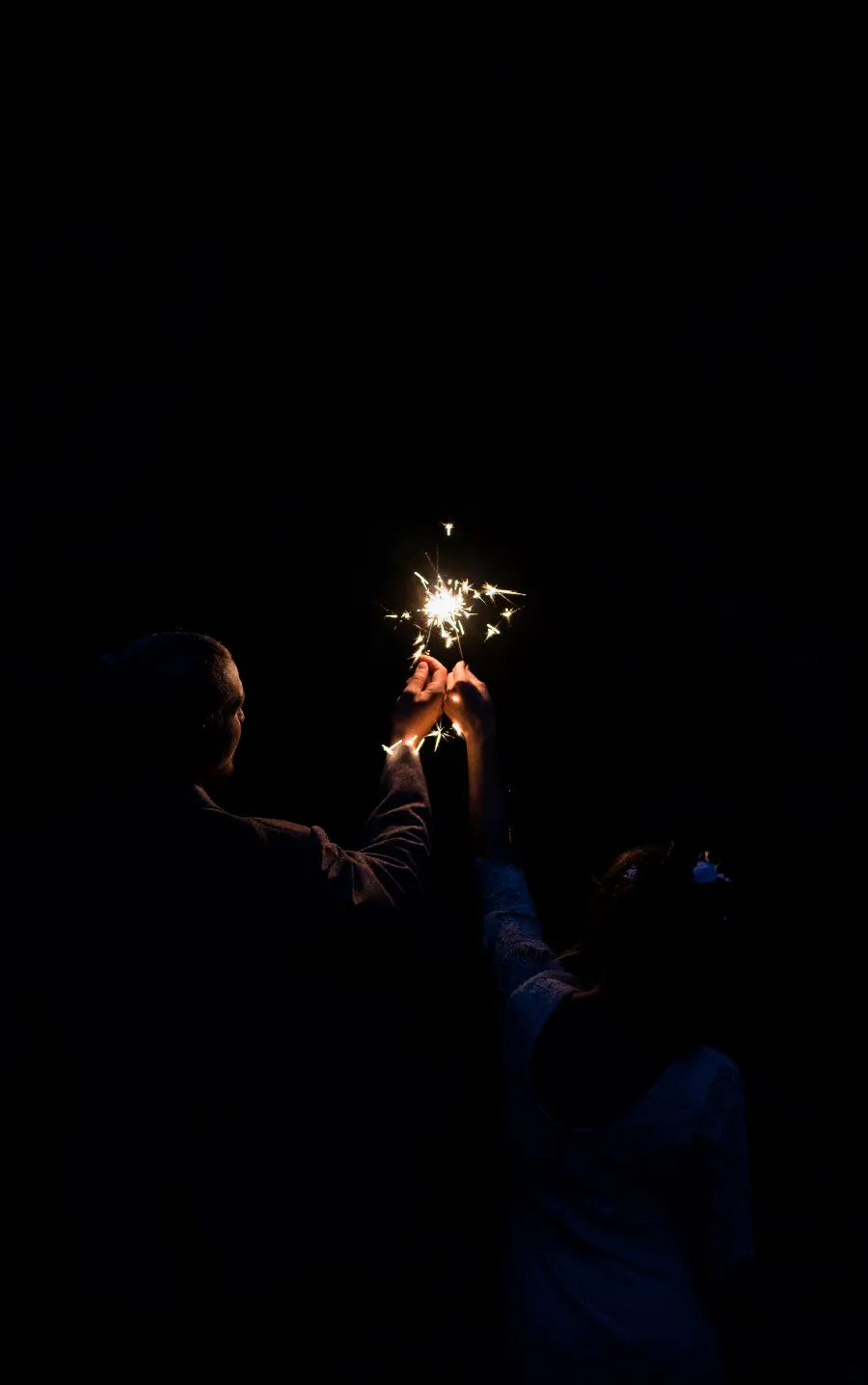 تصویر مردم با فشفشه در شب با کیفیت اچ دی