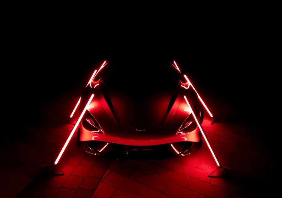عکس McLaren 765LT با پس زمینه تاریک و کیفیت 5K