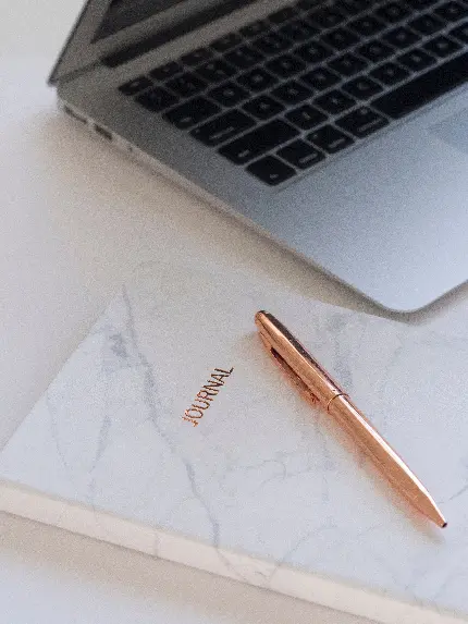 تصویر لپ تاپ مک بوک و قلم با کیفیت بالا برای تولید محتوا