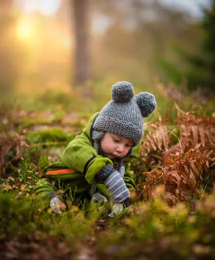 عکس احساسی از یک نوزاد در حال نشستن روی زمین