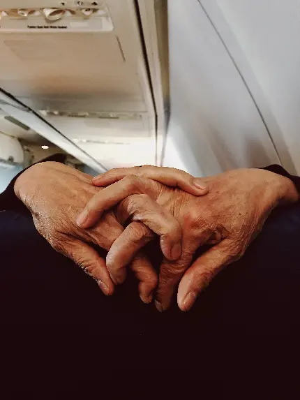 عکس پرتره مرد با تمرکز بر دست و چشم با کیفیت هنری