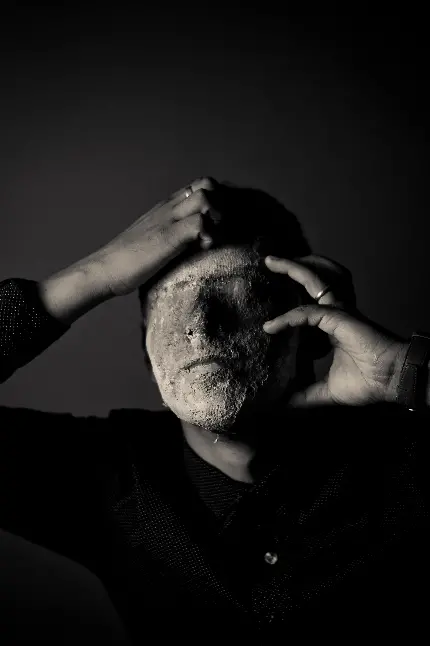 تصویر هنری دست مصنوعی مرد در سبک سیاه و سفید با کیفیت فول اچ دی