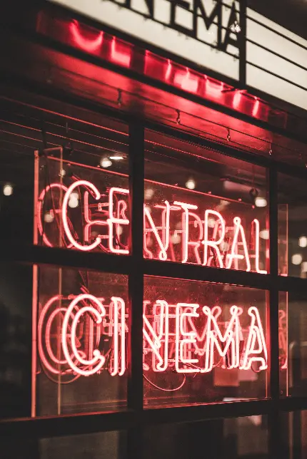 تصویر نئون مرکزی سینما در لندن با کیفیت HD