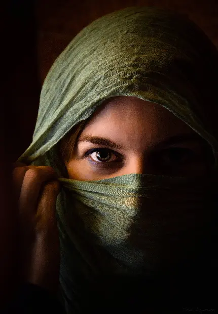 عکس پرتره زیبا از دختری با روسری و چشمان گیرا در کیفیت 4K