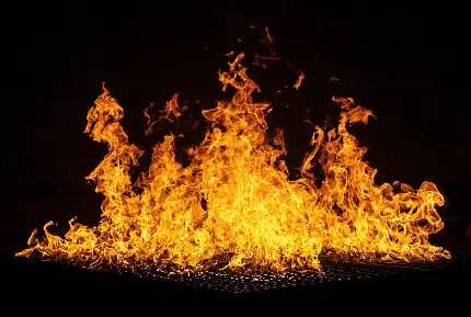 تصویر آتش در شب با پس زمینه تاریک و کیفیت 5K