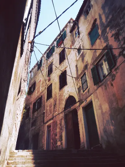 تصویر ساختمان شهری با پنجره و سیم با کیفیت بالا