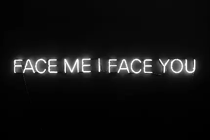والپیپر نئون سفید با متن Face Me I Face You در تاریکی