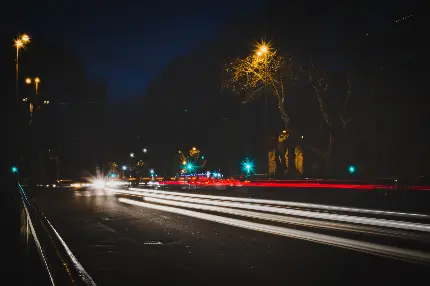 تصویر رد نور ماشین های قرمز و سفید در شب