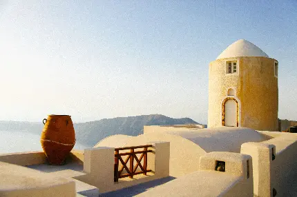 عکس ساختمان سنگی با گنبد در سانتورینی با کیفیت بالا