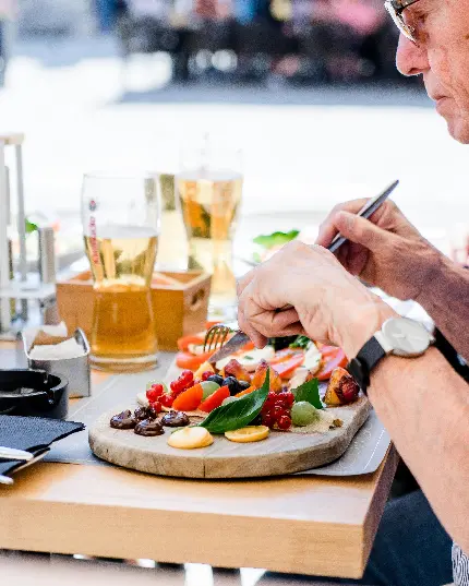 عکس غذا و سالاد با ظرف چوبی و کیفیت بالا