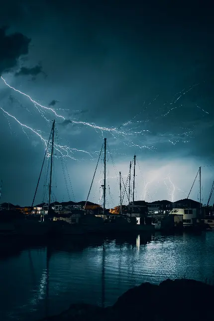 عکس قایق و دکل با نور lightning در کیفیت فول اچ دی