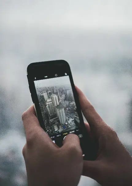 عکس باران روی صفحه موبایل برای پروفایل خلاقانه