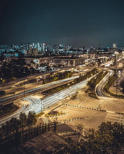 عکس رد نورهای روشن در خیابان با هوش مصنوعی در کیفیت 4K