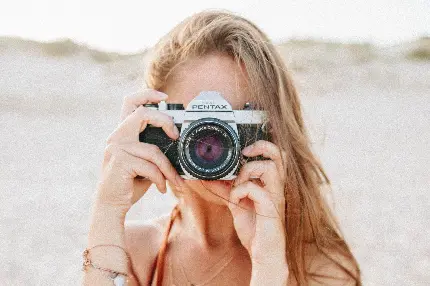عکس پرتره زنانه با دوربین و کیفیت بالا برای طراحی