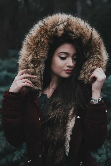 عکس زن با کت و خز برای تابلوهای دکوراتیو مدرن