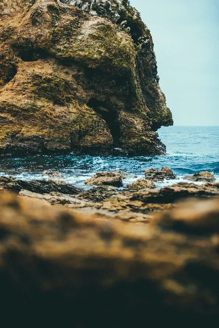 تصویر ساحل و صخره با کیفیت بالا برای والپیپر