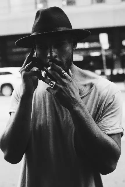 عکس سیگار در دست پسر طبیعی