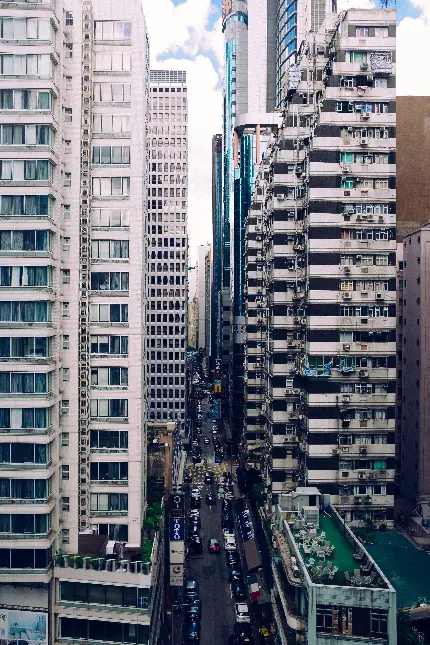 والپیپر ساختمان شهری با خیابان و پنجره در کیفیت بالا