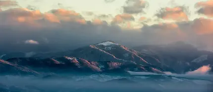 عکس منظره کوهستان زیر آسمان ابری با جلوه فانتزی و کیفیت بالا