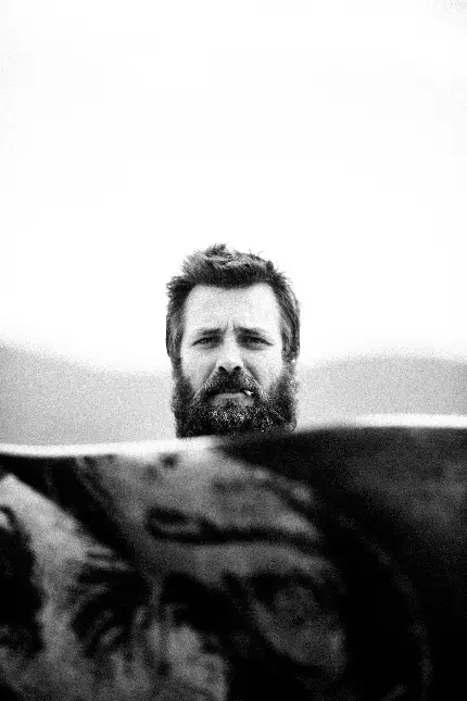 عکس سیگار در دست پسر طبیعی