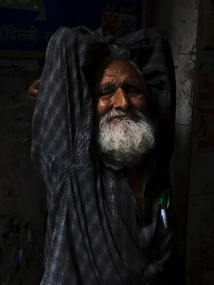 تصویر مردی با ریش و قلم در حال تفکر با کیفیت فول اچ دی