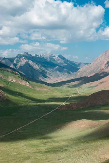 تصویر کوه با مسیر چمن و ابر با کیفیت فول اچ دی