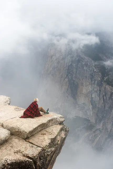 تصویر کوهنورد روی لبه کوه با کیفیت بالا برای طراحی پوستر
