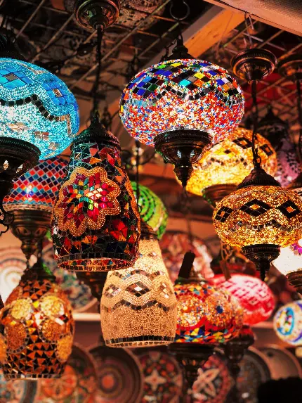 عکس زیبا از فانوس های آویزان با شیشه های رنگی