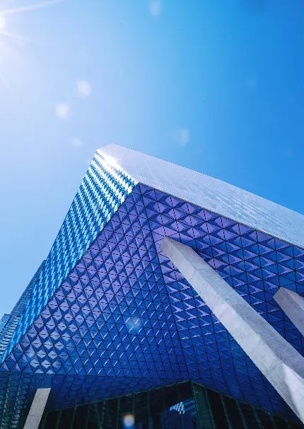 تصویر مرکز شهر با معماری مدرن و هندسی