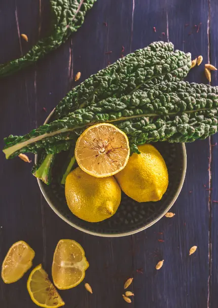 عکس هنری لیموها روی پس زمینه آبی با کیفیت اچ دی