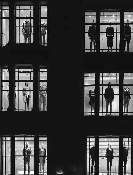 عکس سیاه و سفید از پنجره‌های ساختمان برای پروفایل شهری