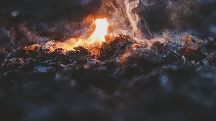 تصویر آتش و خاکستر با نور گرم و جلوه های نوری زیبا با کیفیت 4K