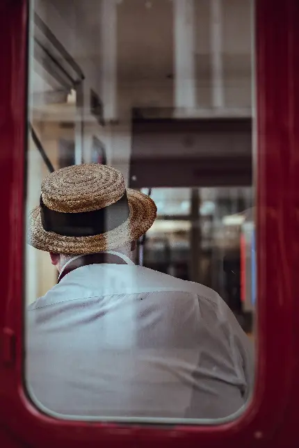 تصویر مرد با کلاه حصیری در قطار با کیفیت بالا برای طراحی