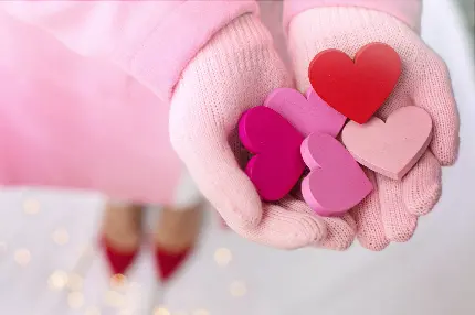 عکس دستکش صورتی با شکل قلب برای روز ولنتاین