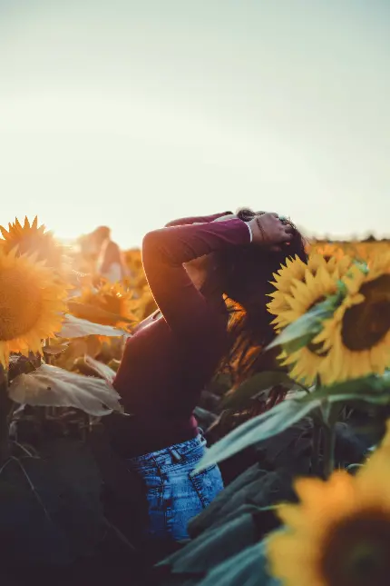 تصویر زن با شلوار جین و پلیور در محیط شهری با کیفیت بالا