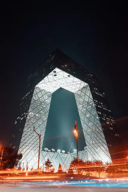 تصویر ساختمان مدرن با معماری شیشه ای در کیفیت Ultra HD