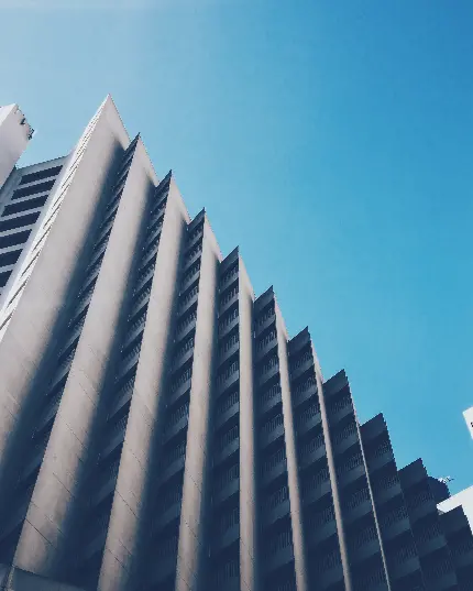 عکس معماری با آسمان صاف و نور طبیعی با کیفیت 4K