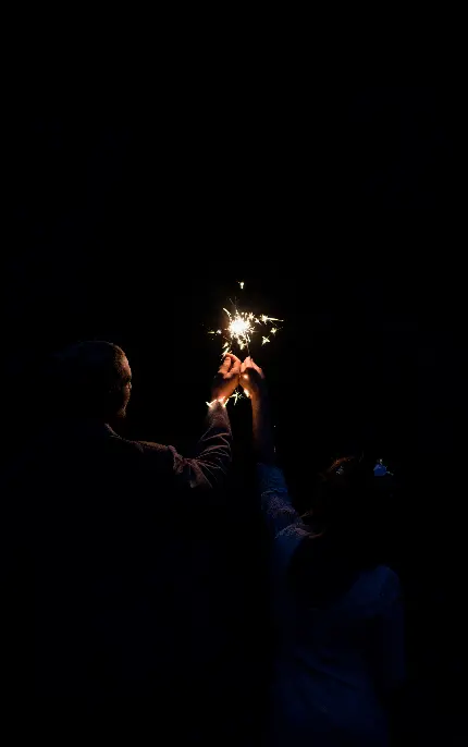 تصویر مردم با فشفشه در شب با کیفیت اچ دی