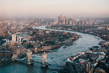 عکس جاده پیچ‌دار در طبیعت انگلستان با کیفیت 4K