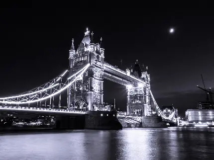 تصویر سیاه و سفید Tower Bridge لندن با تم تاریک