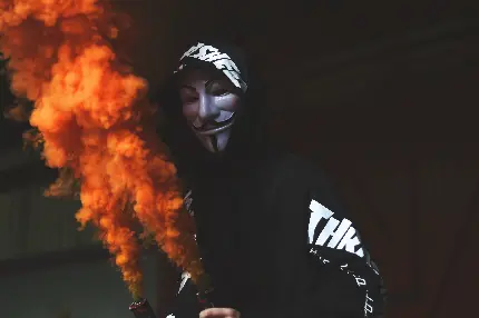والپیپر مرد با ماسک گای فاکس و دود نارنجی