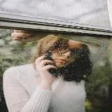 عکس بازتاب زن روی شیشه ماشین برای پروفایل هنری