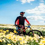 تصویر پرش یک شخص در فضای باز با ترکیب بندی پویا
